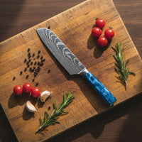 Juego de cuchillos Shinrai - Acero inoxidable con estampado de Damasco y acabado epoxi zafiro, 5 piezas - Cuchillo de chef + Cuchillo para pan + Cuchillo nakiri + Cuchillo santoku pequeño + Cuchillo pelador.