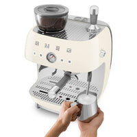 Smeg - Cafetera expreso | Crème | Años 50 | Cafetera expreso manual con molinillo de café integrado Cafetera expreso manual Smeg