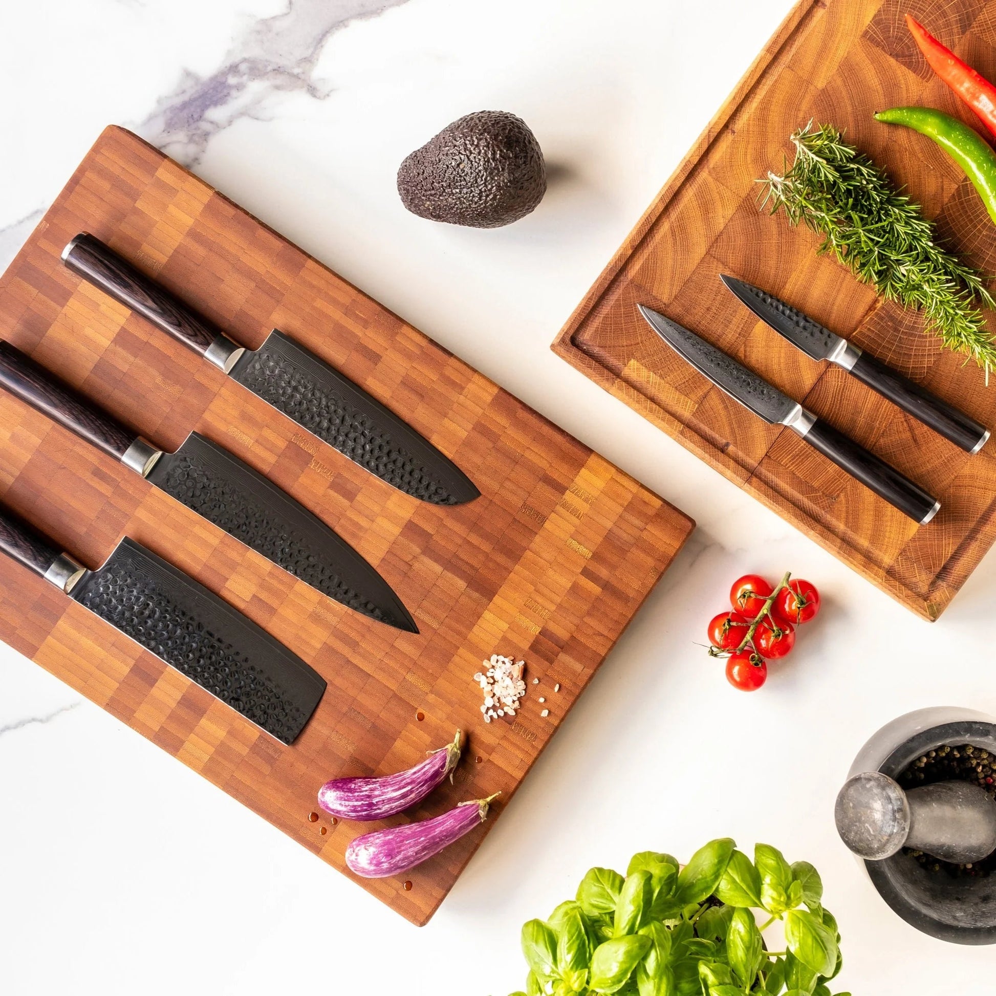 Shinrai Japón - Juego de cuchillos de 5 piezas de damasco martillado BR + bloque magnético para cuchillos Scalae - Madera de acacia Shinrai Japón