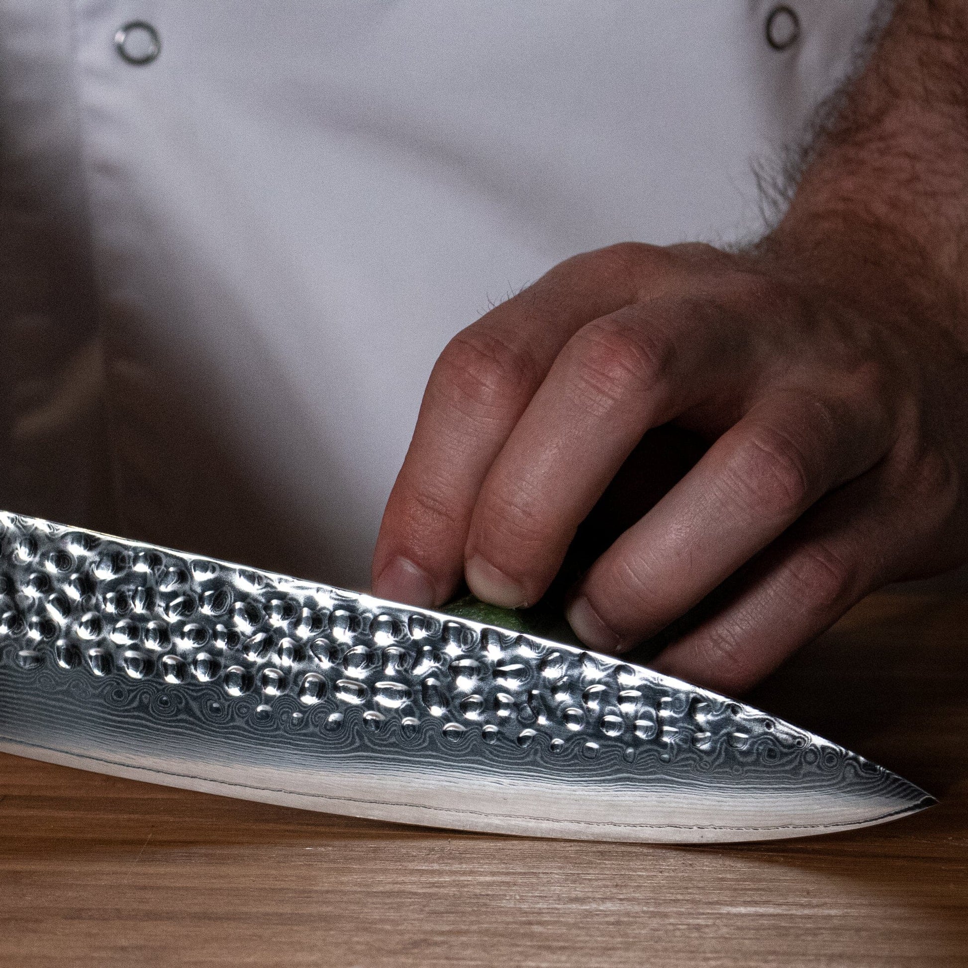 Shinrai Japón - Juego de cuchillos de 5 piezas de damasco martillado BR + bloque magnético para cuchillos Scalae - Madera de acacia Shinrai Japón