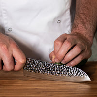 Santoku de acero inoxidable martillado de 18 cm Shinrai Japón